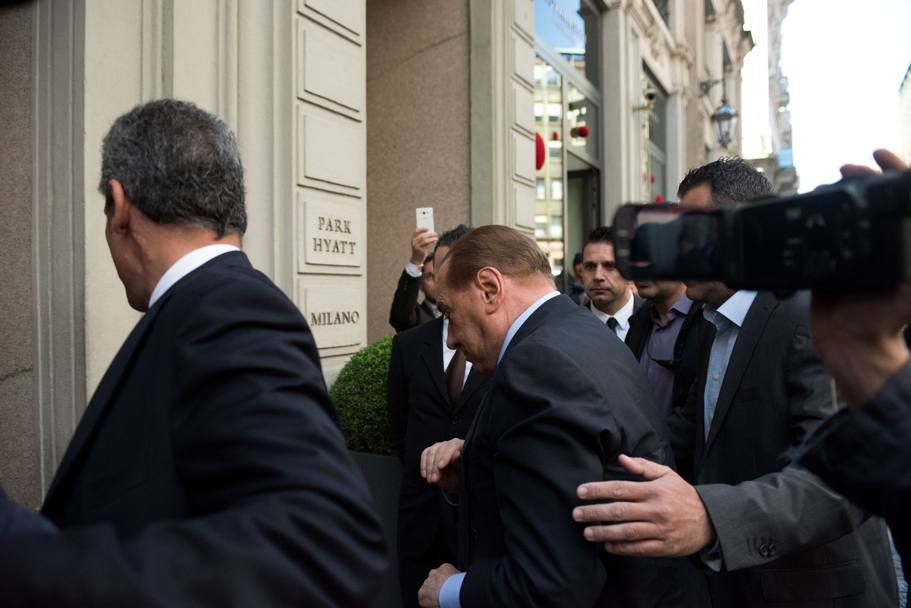Berlusconi entra all&#39;Hotel Park Hyatt. LaPresse